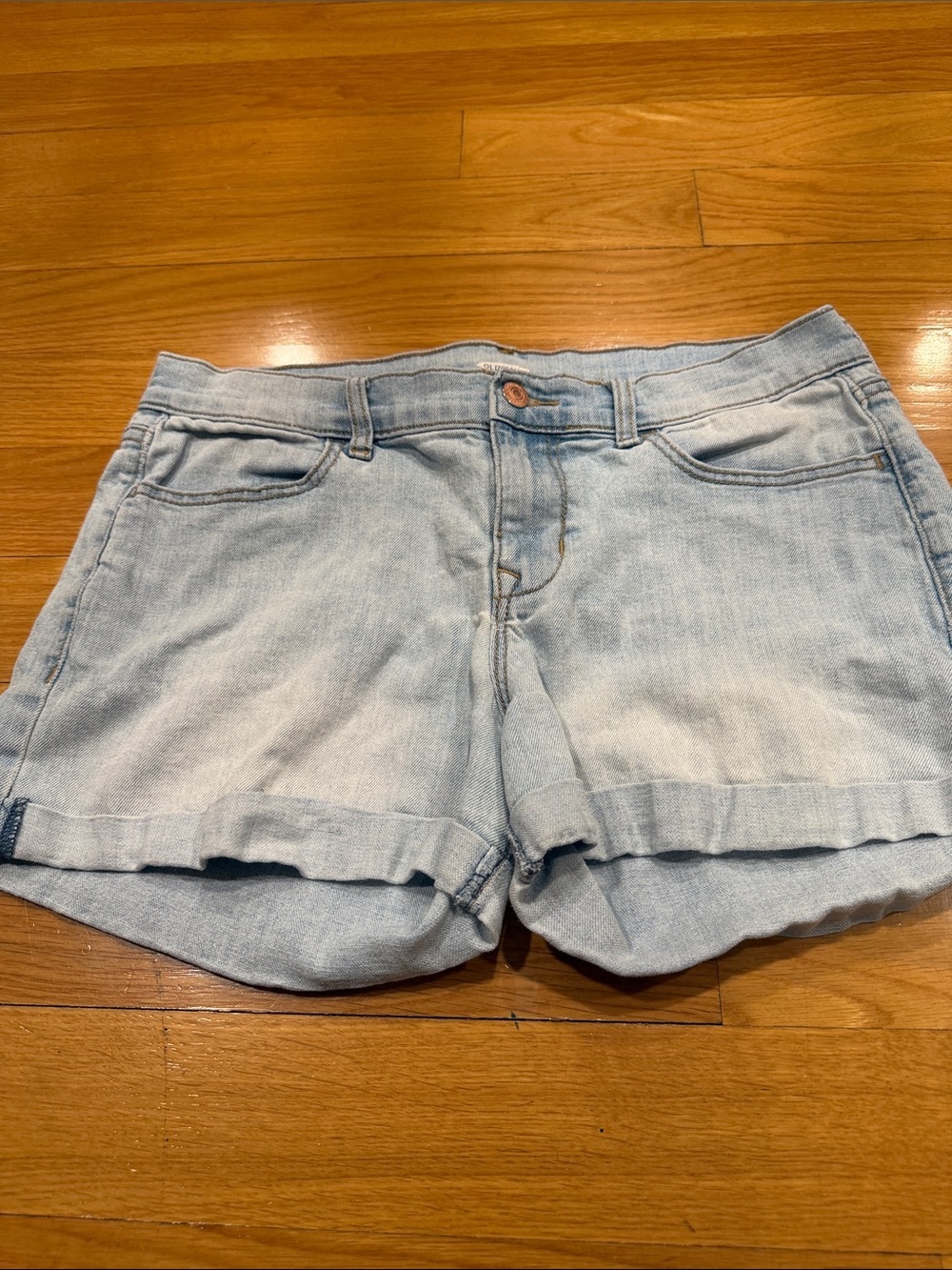 Old navy women’s light blue jean shorts size 8 .
